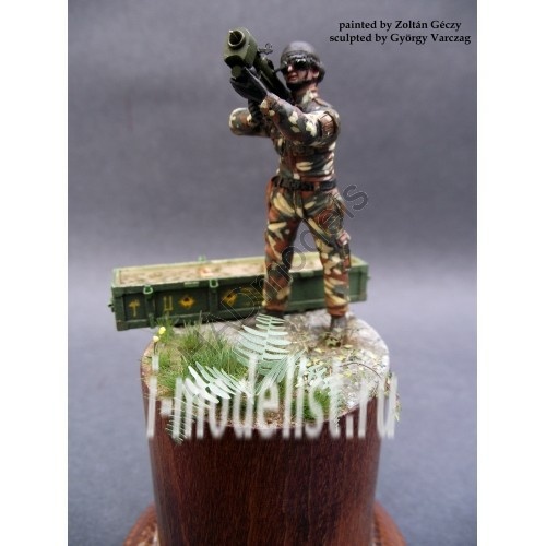 535001 HADmodels 1/35 Hungarian Igla Missile operator set with original lasercutted WOOD box, PE set and decal 