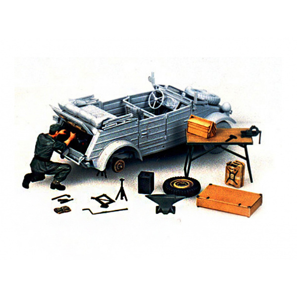 Tamiya 35220 1/35 German repairer, repairers engine Kubelwagen and various supplies for the repair