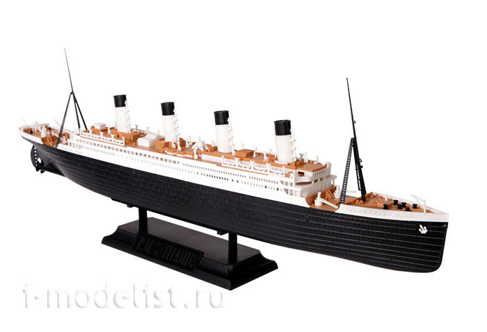 9059 Zvezda 1/700 Passenger liner Titanic