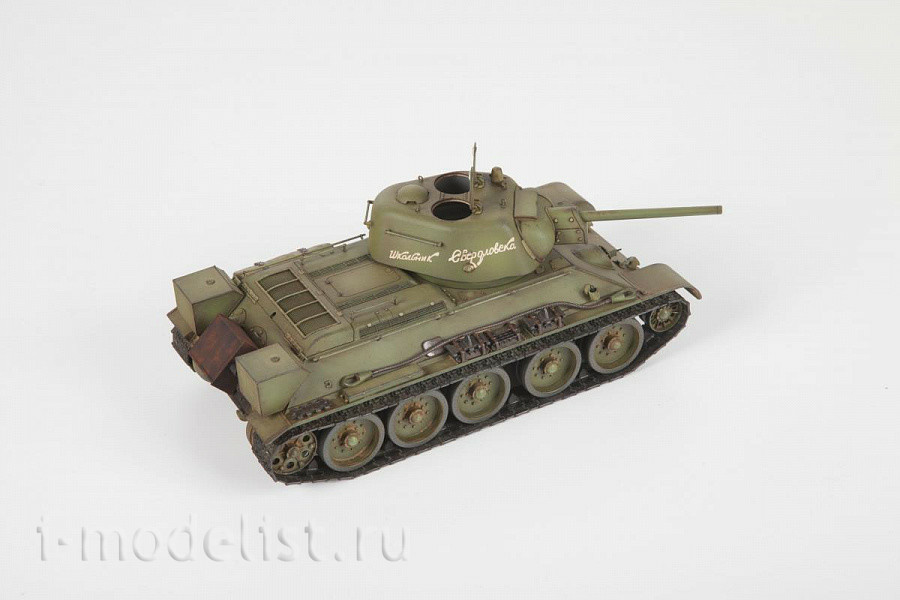 3689 Zvezda 1/35 Soviet medium tank T-34/76 OBR. 1943 UZTM
