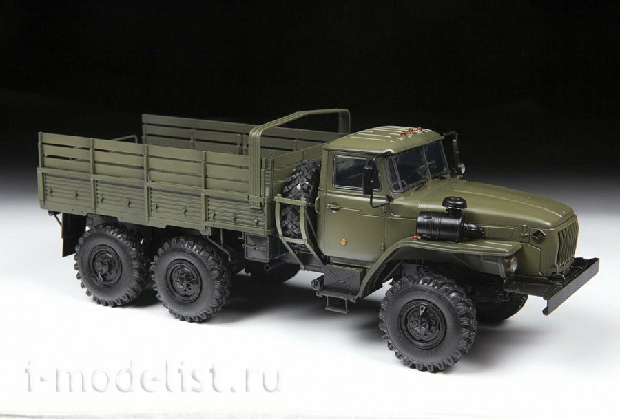 3654 Zvezda 1/35 Army truck 
